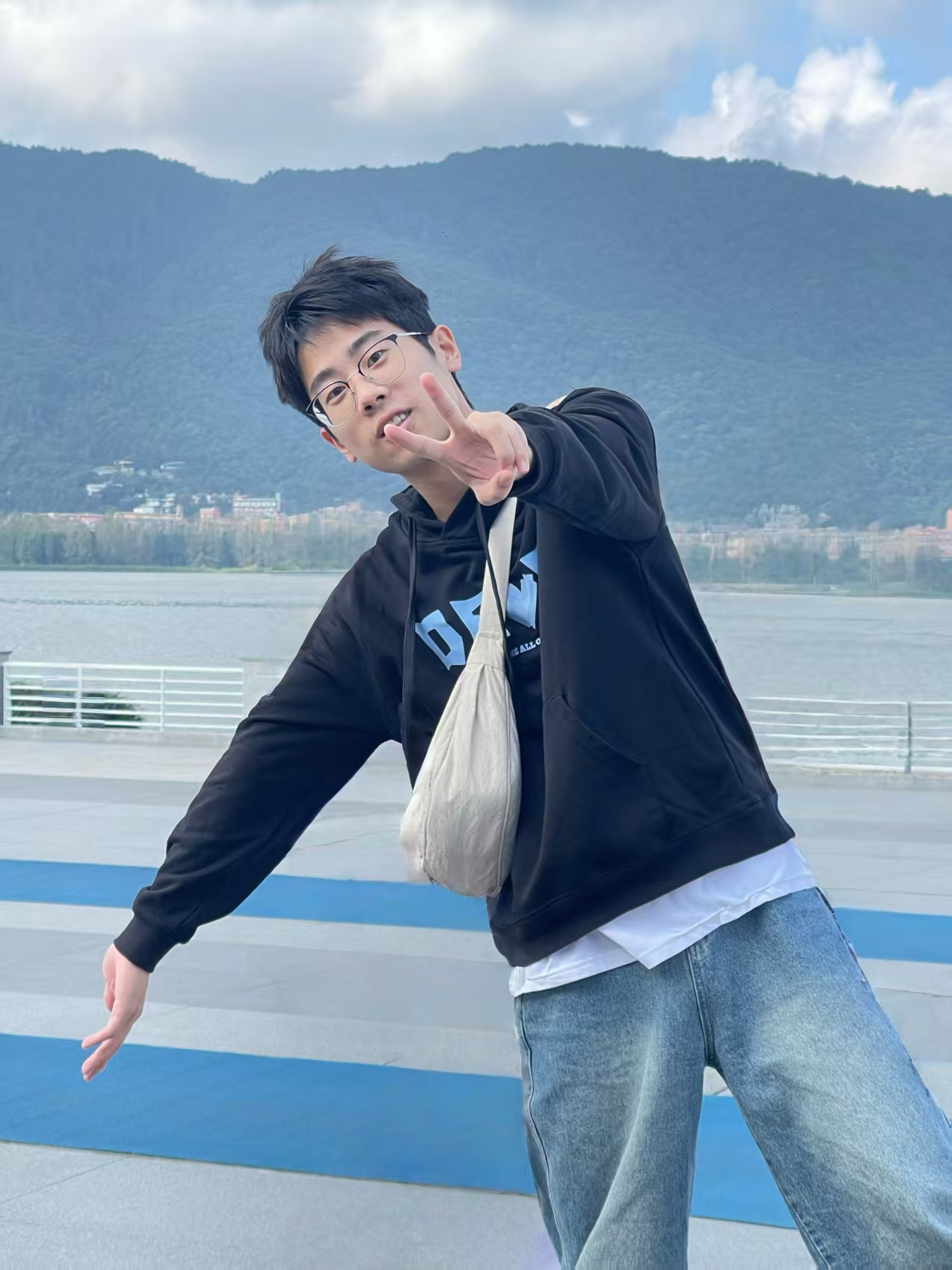 Zhong Ye (叶重)